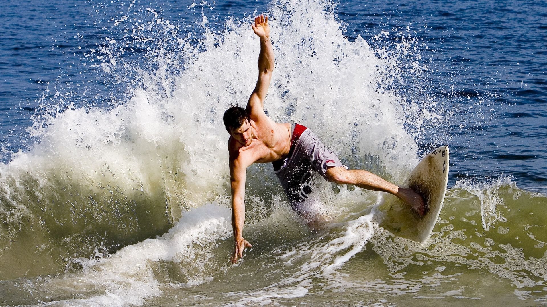 自由泳名将破纪录夺冠，中国游泳队闪耀国际赛场